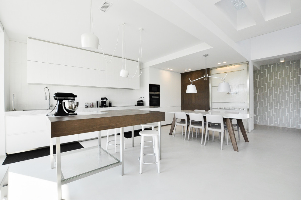 Idee per una cucina minimal con ante lisce, ante bianche, paraspruzzi bianco, pavimento bianco e top bianco