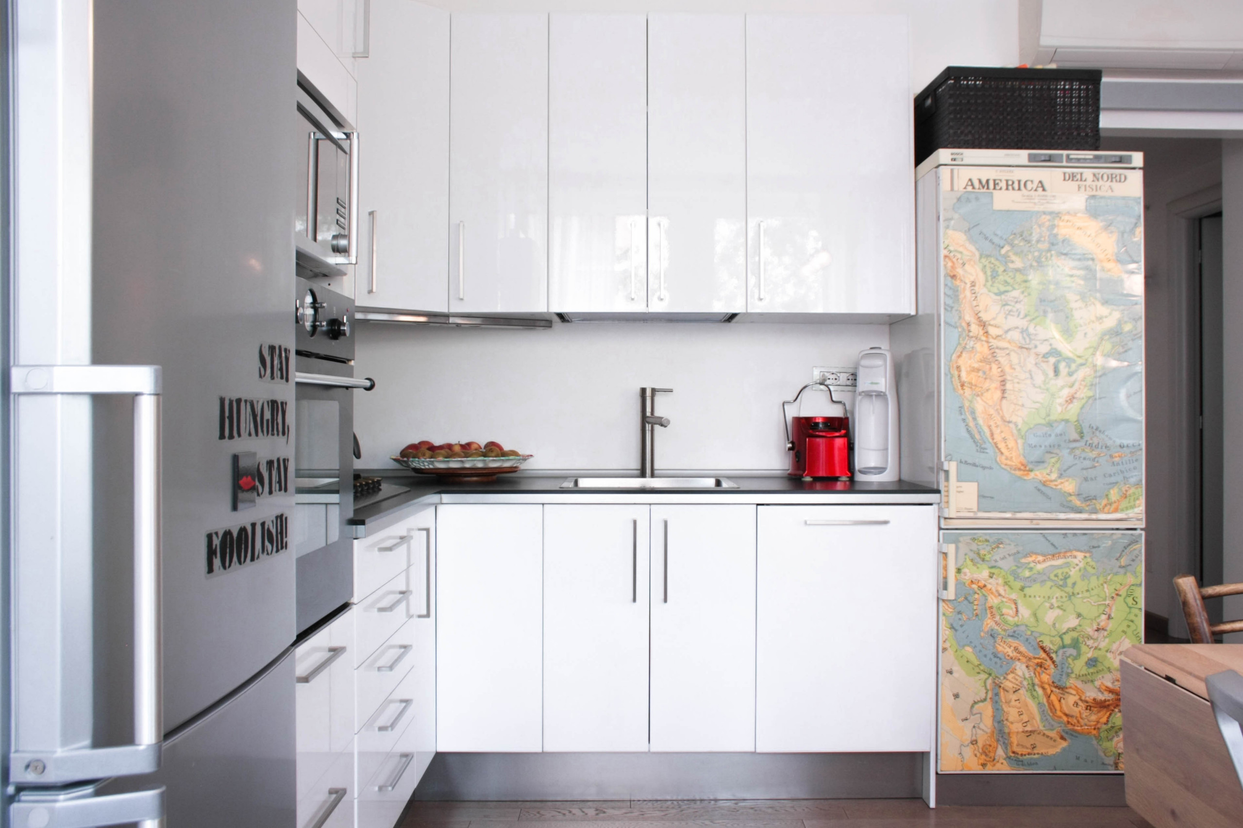 двойной холодильник в интерьере кухни фото