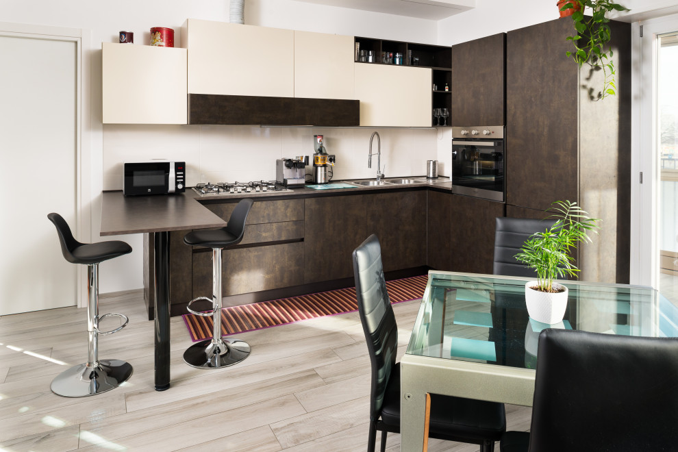 Modern u-shaped kitchen/diner in Turin with a double-bowl sink, medium wood cabinets, laminate countertops, beige splashback, stainless steel appliances, porcelain flooring, an island, brown floors and brown worktops.
