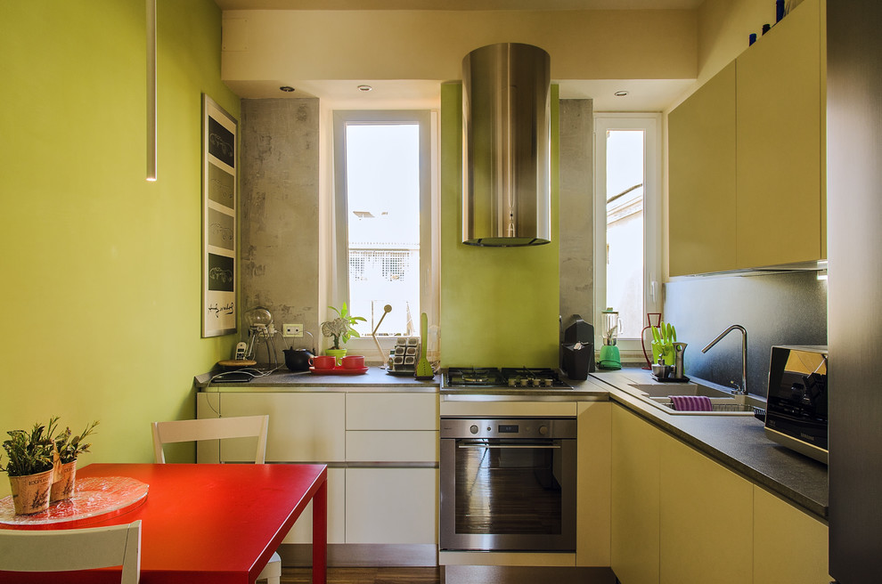 Idee per una piccola cucina contemporanea con ante lisce, ante verdi, paraspruzzi verde, elettrodomestici in acciaio inossidabile e nessuna isola
