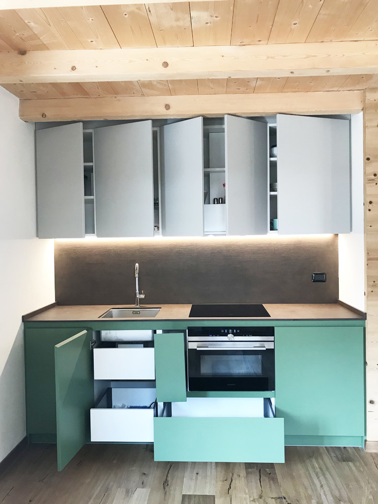 Idéer för att renovera ett litet nordiskt linjärt kök och matrum, med en undermonterad diskho