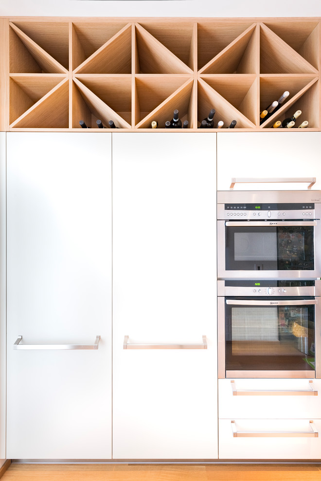 Idee per una cucina mediterranea di medie dimensioni con ante in legno chiaro, pavimento in legno verniciato, lavello da incasso, top in acciaio inossidabile e elettrodomestici in acciaio inossidabile
