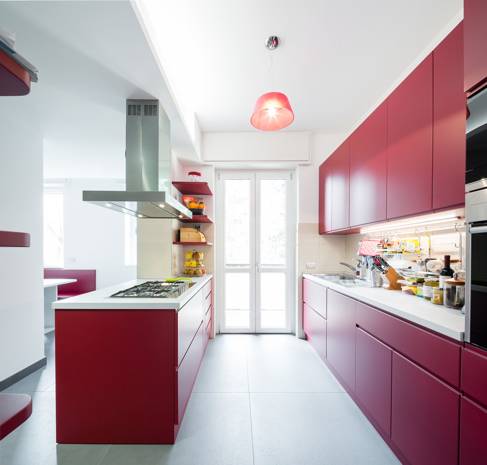 Idéer för ett stort modernt linjärt kök med öppen planlösning, med en nedsänkt diskho, släta luckor, röda skåp, bänkskiva i koppar, vitt stänkskydd, rostfria vitvaror och en halv köksö