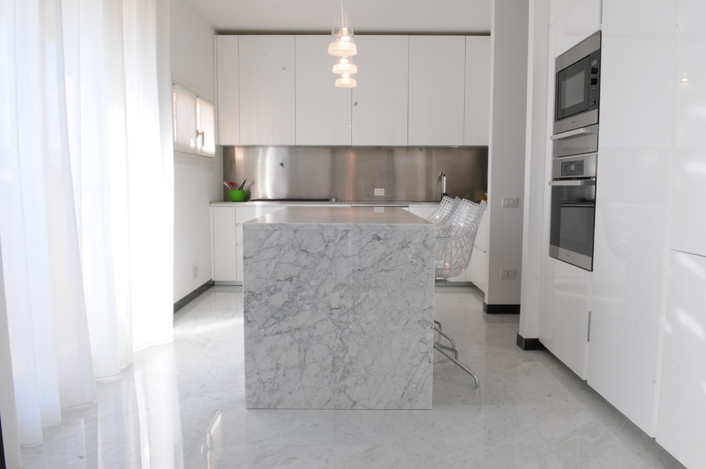 Inredning av ett modernt stort kök, med släta luckor, vita skåp, marmorbänkskiva, stänkskydd med metallisk yta, stänkskydd i metallkakel, rostfria vitvaror, marmorgolv och en köksö