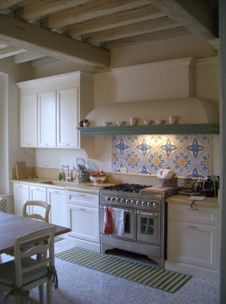 他の地域にある地中海スタイルのおしゃれなキッチンの写真