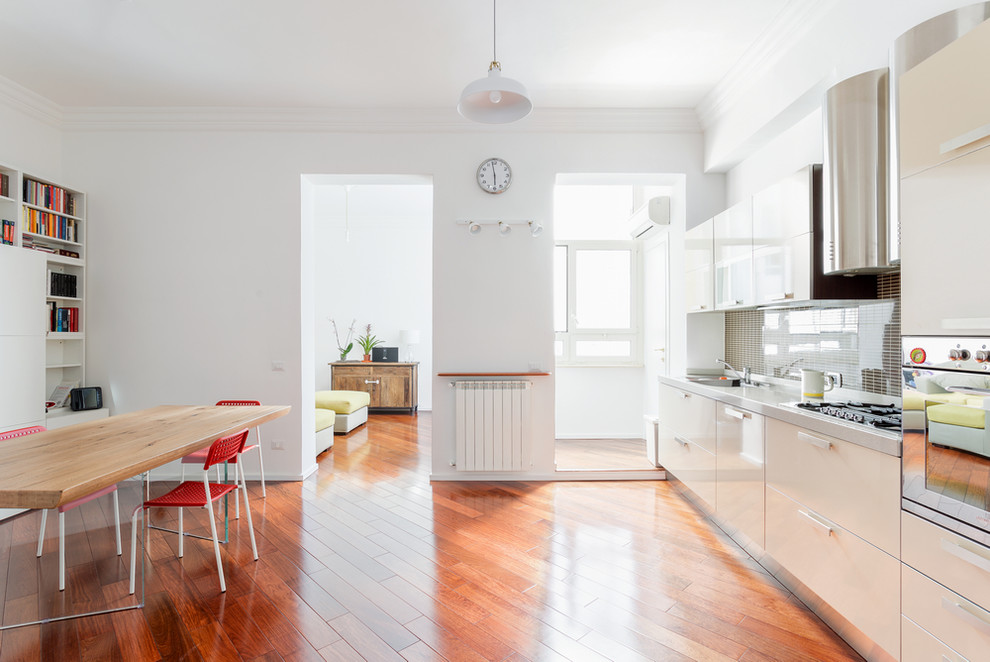 Foto di una grande cucina contemporanea con ante lisce, nessuna isola, pavimento marrone, ante beige, paraspruzzi marrone e pavimento in legno massello medio