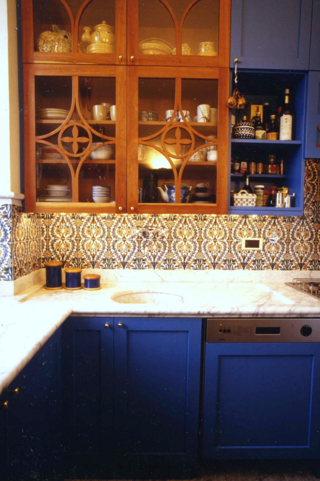 Idéer för att renovera ett mellanstort vintage vit vitt l-kök, med en undermonterad diskho, marmorbänkskiva, marmorgolv och vitt golv