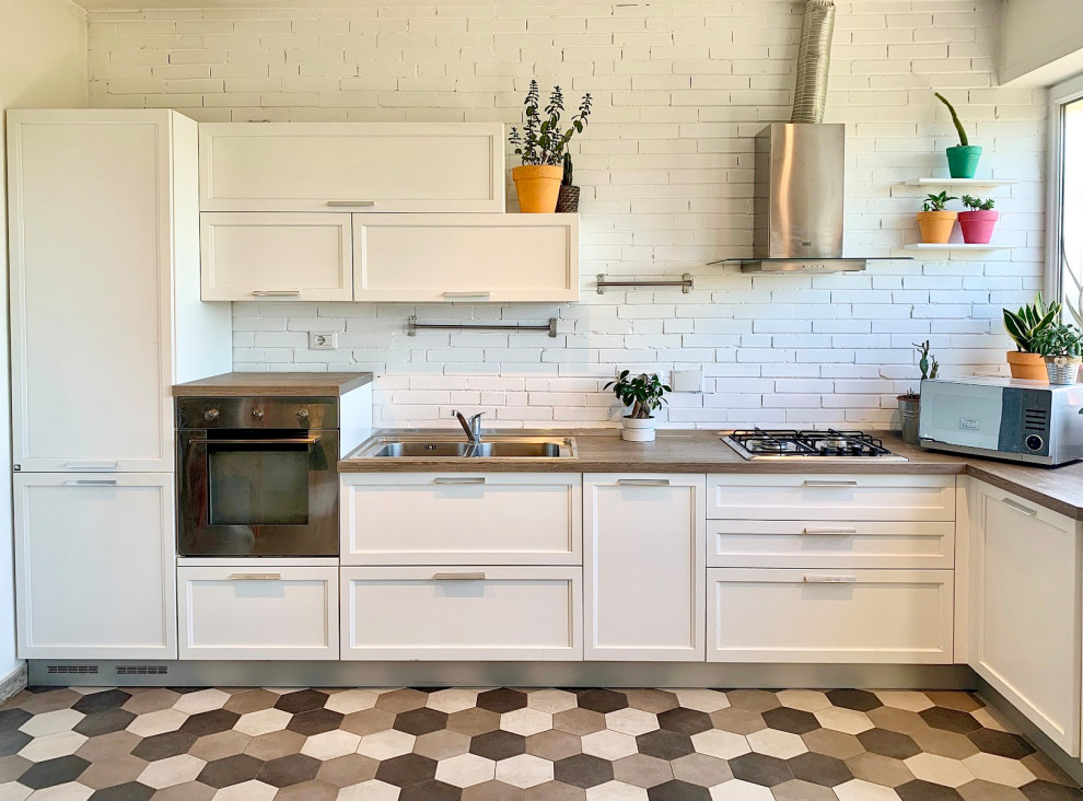Idee per una cucina classica con ante bianche, top in laminato, pavimento in gres porcellanato e top marrone