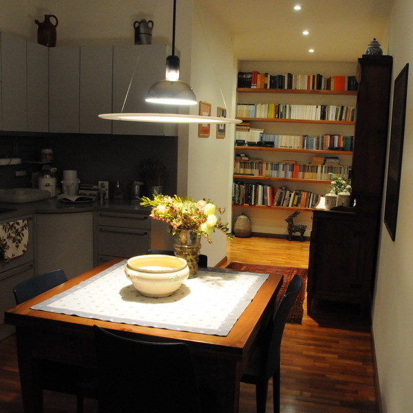 Esempio di una cucina a L minimalista di medie dimensioni con ante lisce, ante grigie, top in marmo e pavimento in legno verniciato