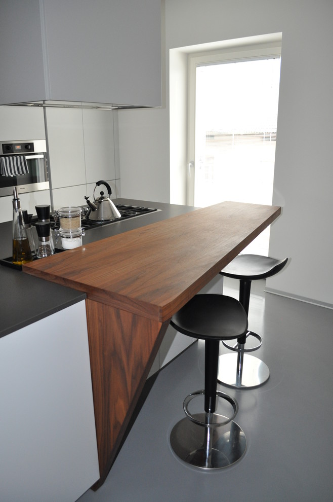 Idee per una grande cucina moderna con ante lisce, ante grigie e pavimento grigio