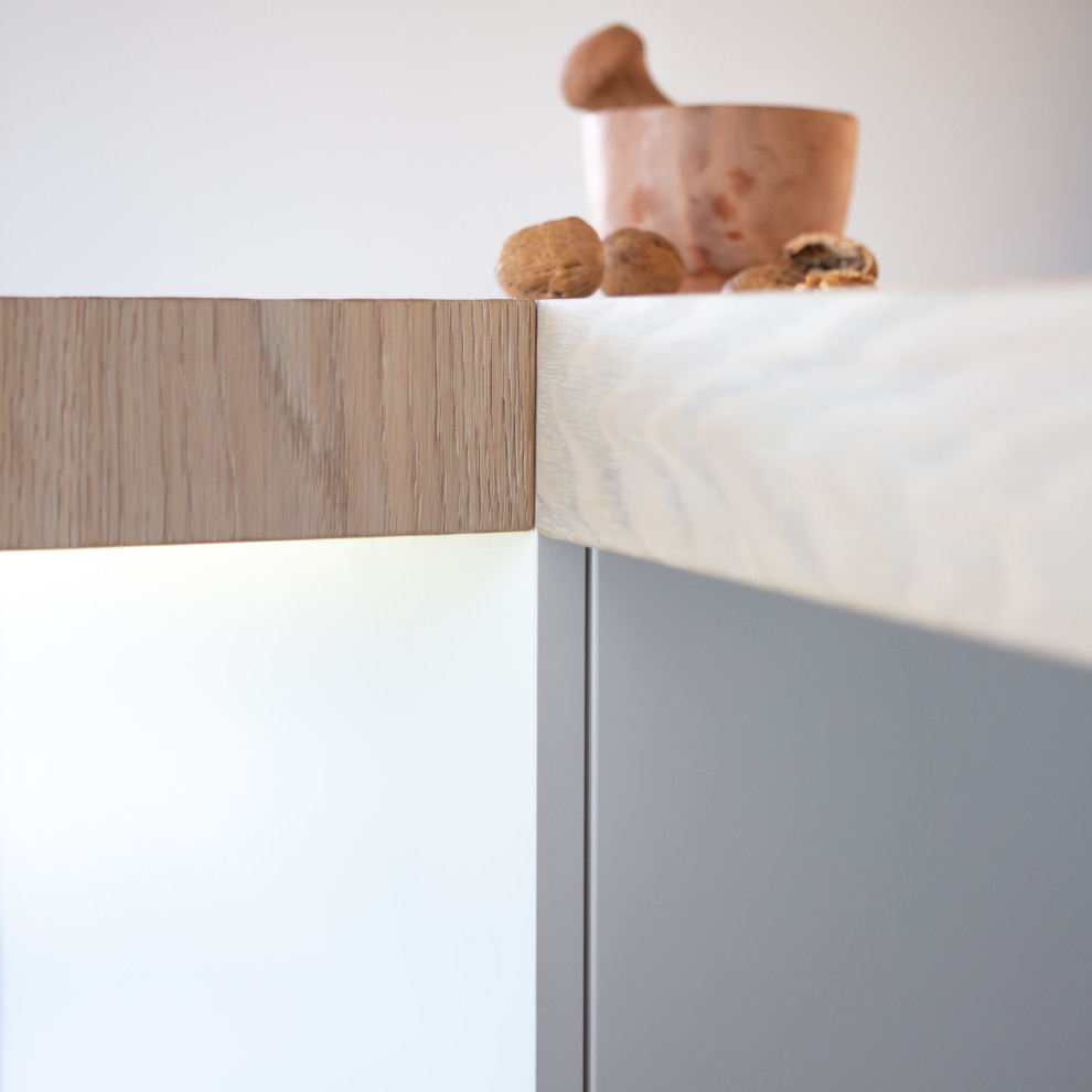 Foto de cocina minimalista de tamaño medio con suelo de madera en tonos medios y suelo beige