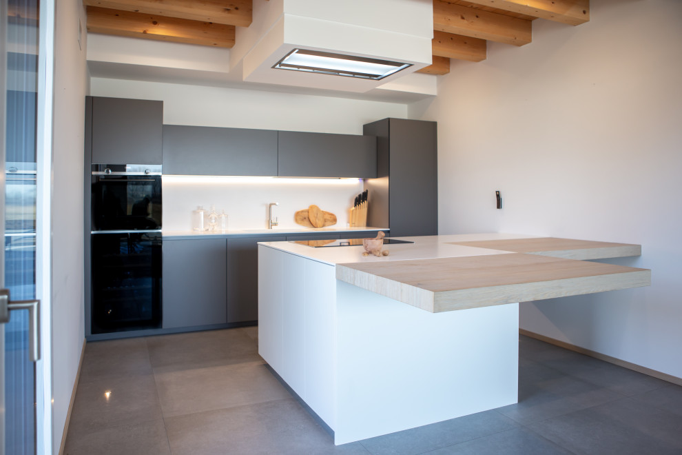 Immagine di una cucina parallela minimalista di medie dimensioni