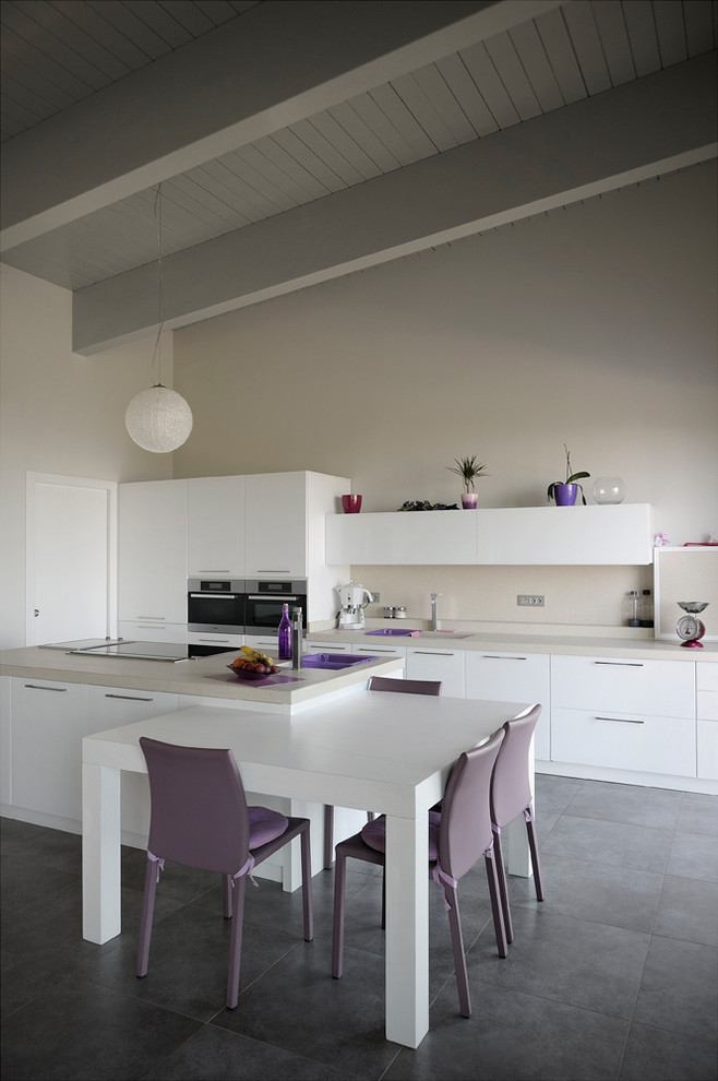 ボローニャにある高級な広いコンテンポラリースタイルのおしゃれなキッチン (白いキャビネット、大理石カウンター、ベージュキッチンパネル、シルバーの調理設備、セラミックタイルの床) の写真
