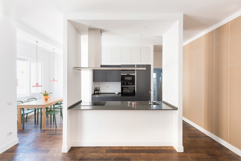 Свежая идея для дизайна: кухня в стиле модернизм с плоскими фасадами, серыми фасадами и островом - отличное фото интерьера