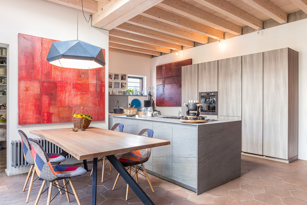 Esempio di una grande cucina abitabile minimal con ante lisce, pavimento con piastrelle in ceramica, ante in legno chiaro, elettrodomestici in acciaio inossidabile e pavimento beige