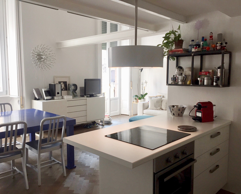 Offene, Einzeilige, Mittelgroße Moderne Küche mit flächenbündigen Schrankfronten, weißen Schränken, Küchengeräten aus Edelstahl, dunklem Holzboden, Kücheninsel und braunem Boden in Mailand