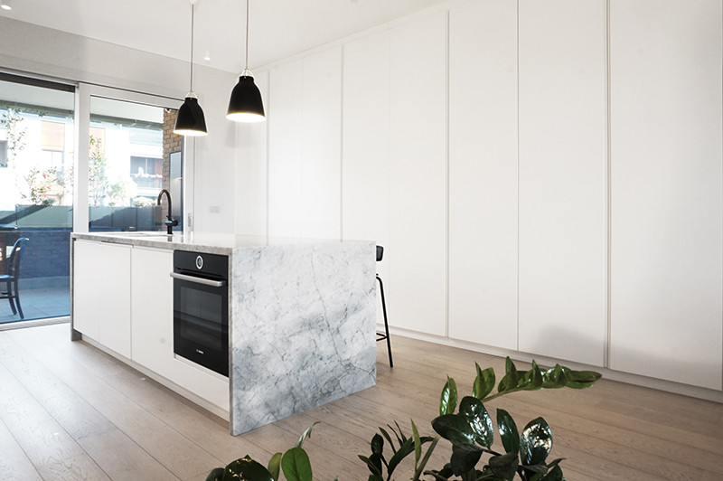 Immagine di un'ampia cucina contemporanea con pavimento in laminato e pavimento grigio