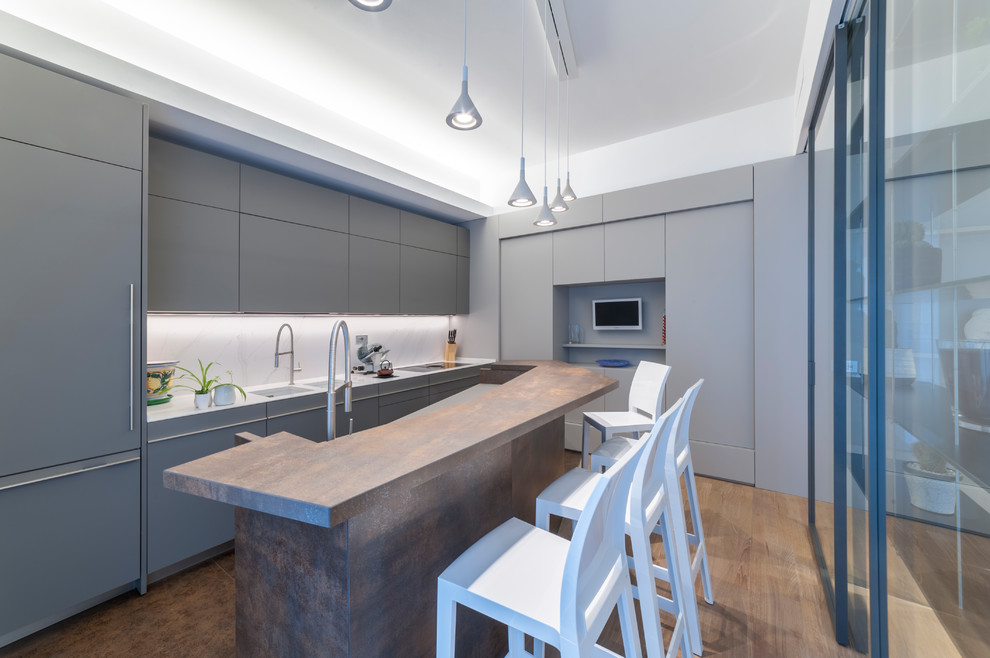 Immagine di una cucina minimalista di medie dimensioni con lavello a doppia vasca, ante lisce, ante grigie, top in quarzite, paraspruzzi bianco, elettrodomestici in acciaio inossidabile, pavimento in gres porcellanato e pavimento marrone