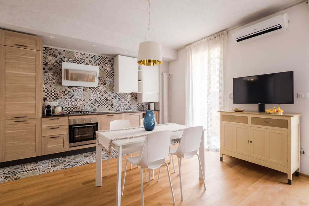 Bild på ett funkis linjärt kök och matrum, med en nedsänkt diskho, skåp i shakerstil, skåp i ljust trä, flerfärgad stänkskydd, stänkskydd i cementkakel, cementgolv och flerfärgat golv