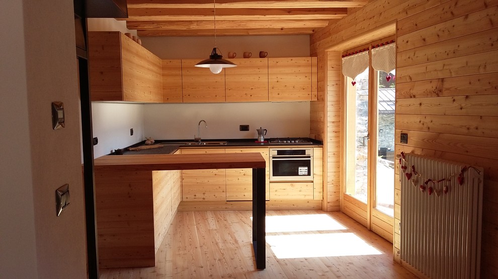 На фото: угловая кухня-гостиная среднего размера в стиле рустика с светлым паркетным полом и островом