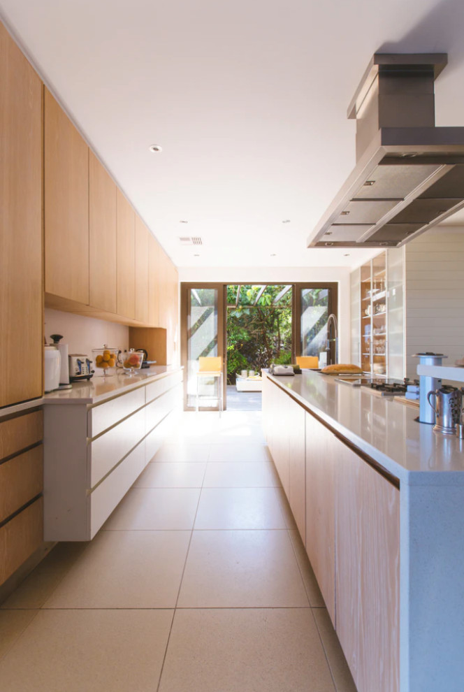 Exemple d'une grande cuisine parallèle tendance en bois clair avec un évier 2 bacs, un placard à porte plane, une crédence beige, îlot, un sol beige et un plan de travail beige.