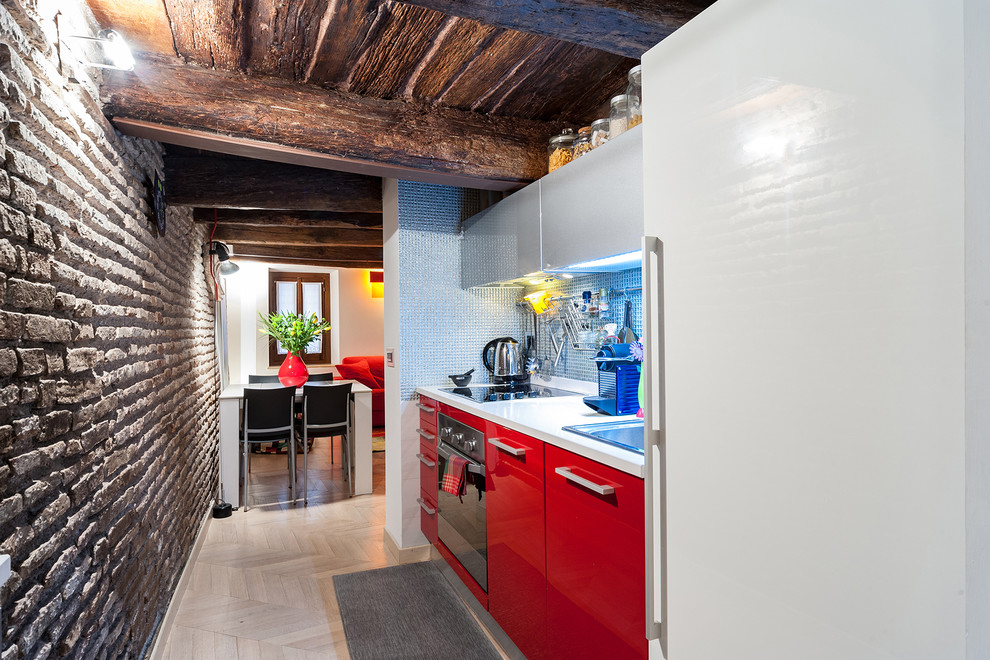 Стильный дизайн: маленькая прямая кухня-гостиная в стиле кантри с плоскими фасадами, красными фасадами, белой техникой, светлым паркетным полом и бежевым полом без острова для на участке и в саду - последний тренд
