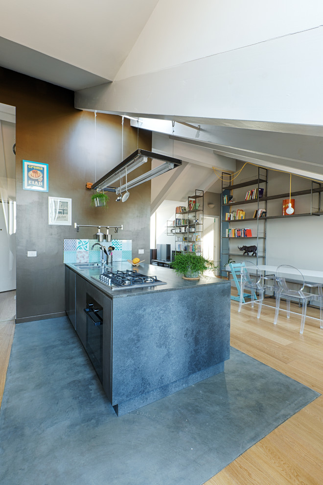 На фото: кухня в стиле лофт с серыми фасадами и полуостровом