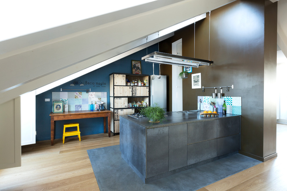 На фото: прямая кухня в стиле лофт с плоскими фасадами, серыми фасадами, светлым паркетным полом, полуостровом, обеденным столом и серой столешницей
