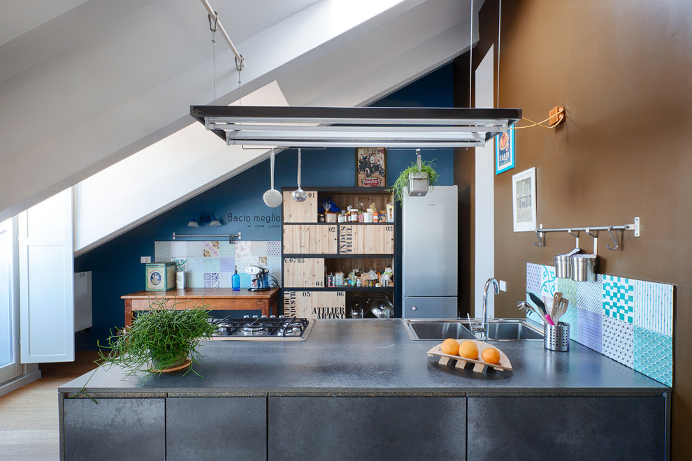 На фото: параллельная кухня в стиле лофт с двойной мойкой, полуостровом, плоскими фасадами и серыми фасадами