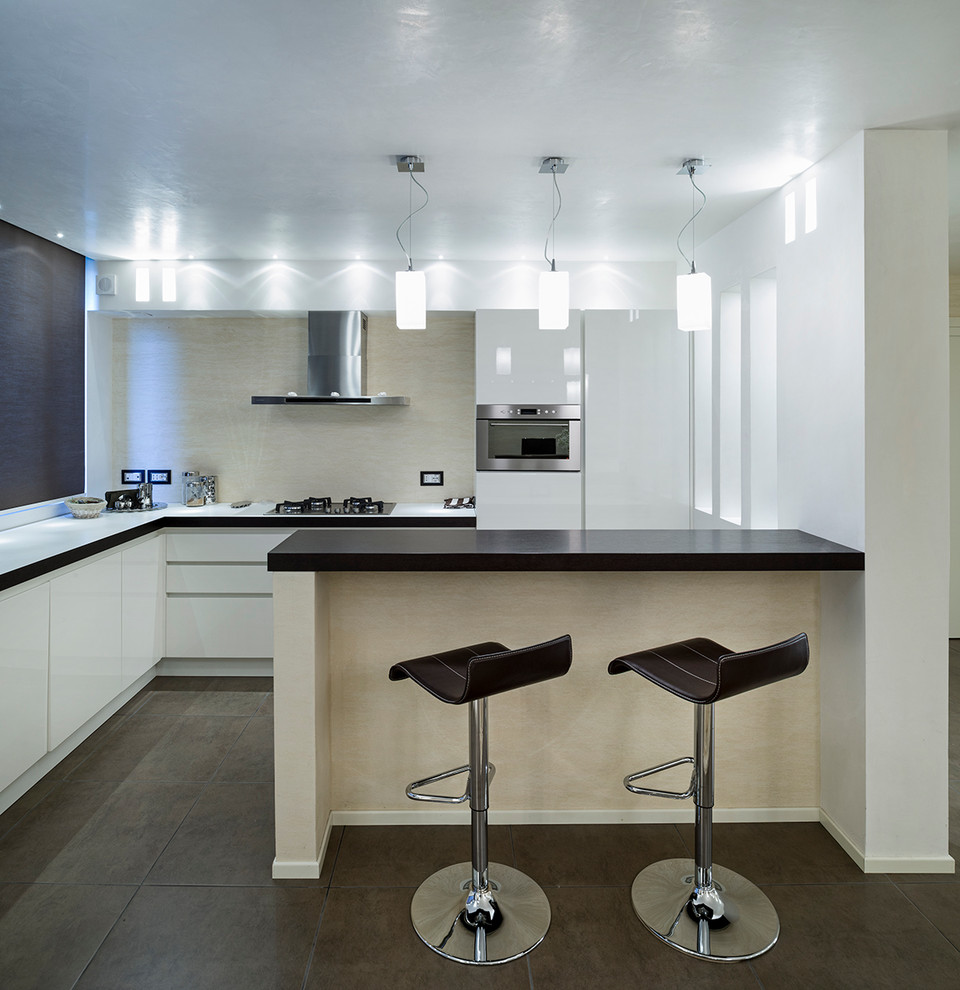 Immagine di una grande cucina design con ante lisce, ante bianche, top in marmo, paraspruzzi bianco e pavimento in gres porcellanato
