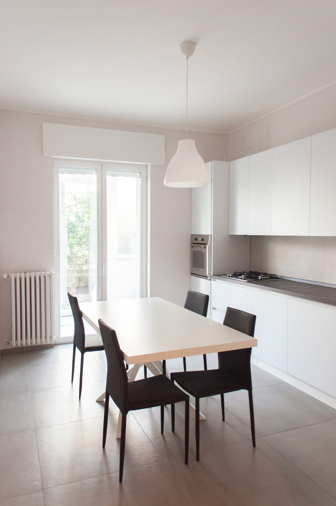 Foto di una cucina design con ante bianche, top in quarzite, pavimento in gres porcellanato, pavimento grigio e top grigio