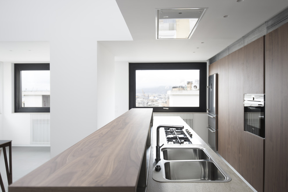 Idee per un'ampia cucina minimal con ante lisce, ante marroni, pavimento in gres porcellanato e pavimento grigio