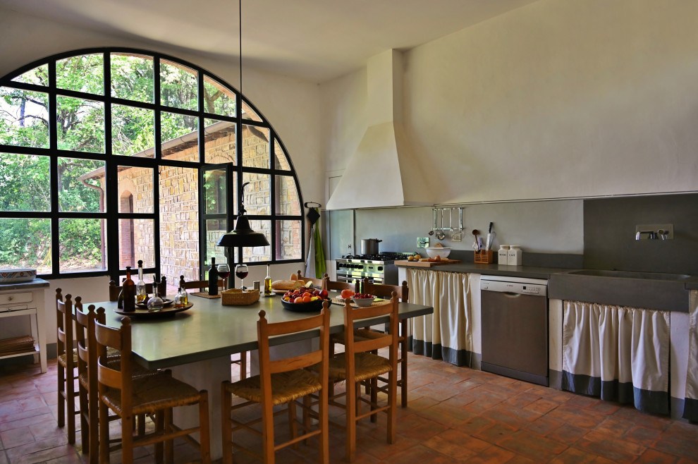 Inredning av ett modernt stort grå linjärt grått kök och matrum, med en integrerad diskho, öppna hyllor, bänkskiva i kalksten, grått stänkskydd, stänkskydd i kalk, tegelgolv och rosa golv