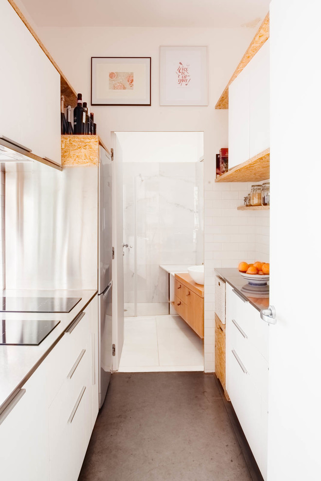 Imagen de cocina actual pequeña con armarios con paneles lisos y puertas de armario blancas