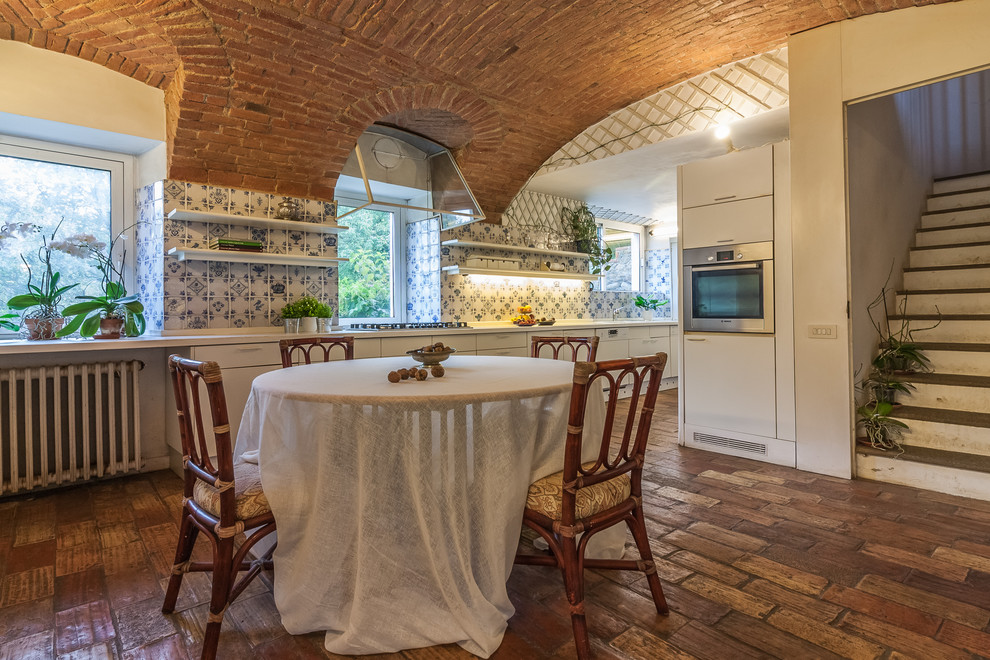 Esempio di una cucina lineare country chiusa con pavimento in terracotta