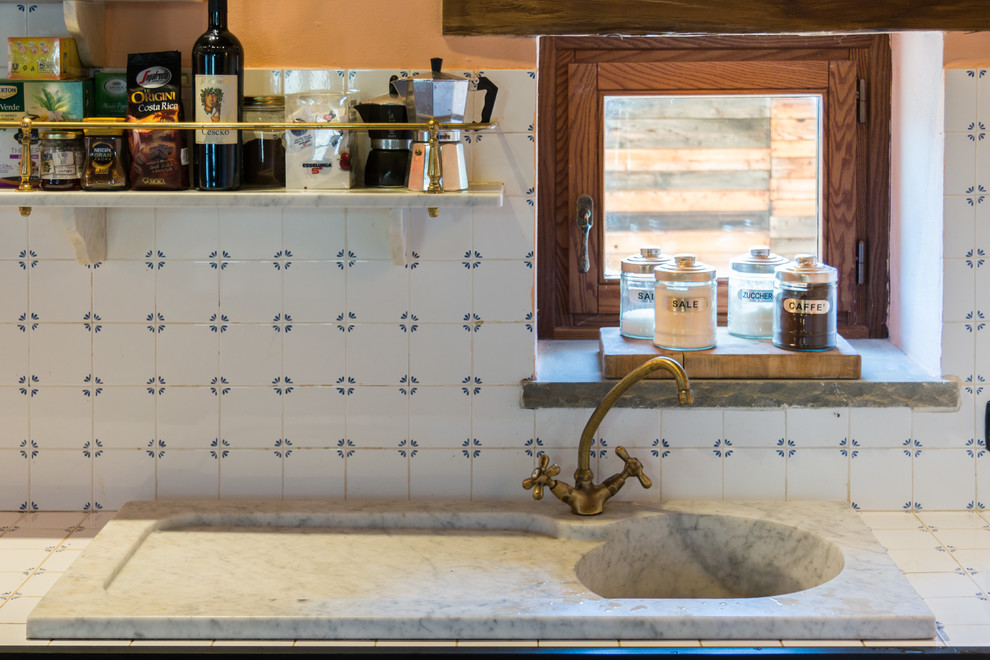 Inspiration för ett mellanstort rustikt linjärt kök med öppen planlösning, med en rustik diskho, öppna hyllor, grå skåp, marmorbänkskiva, vitt stänkskydd och stänkskydd i keramik