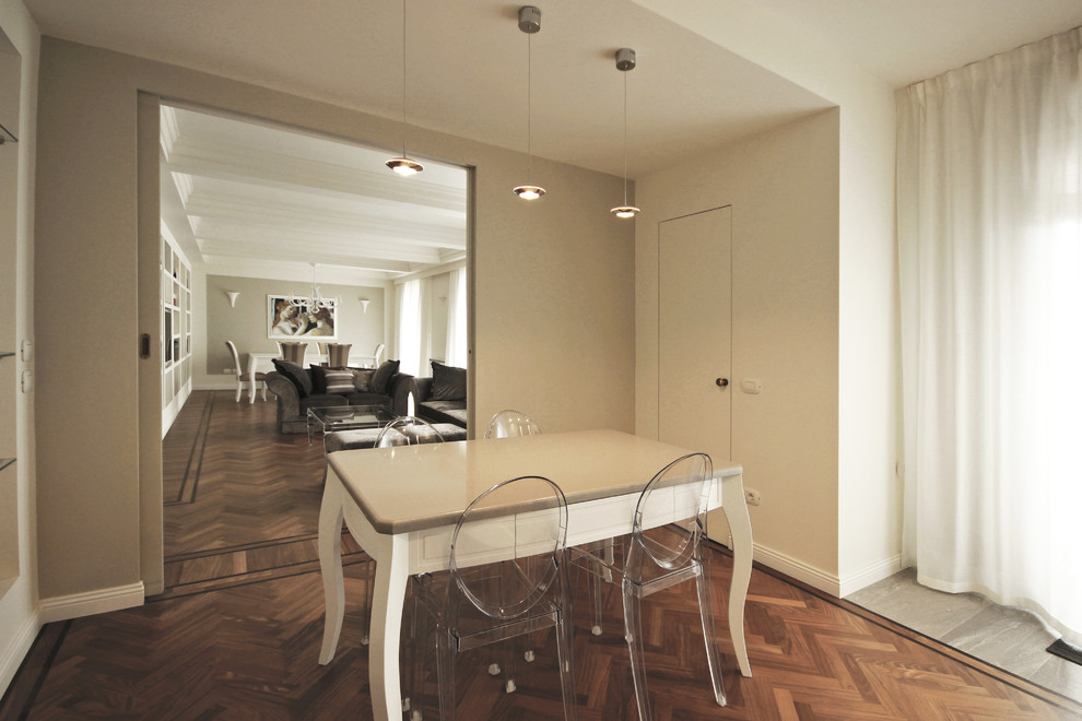 Idee per una grande sala da pranzo tradizionale chiusa con parquet chiaro e pavimento marrone