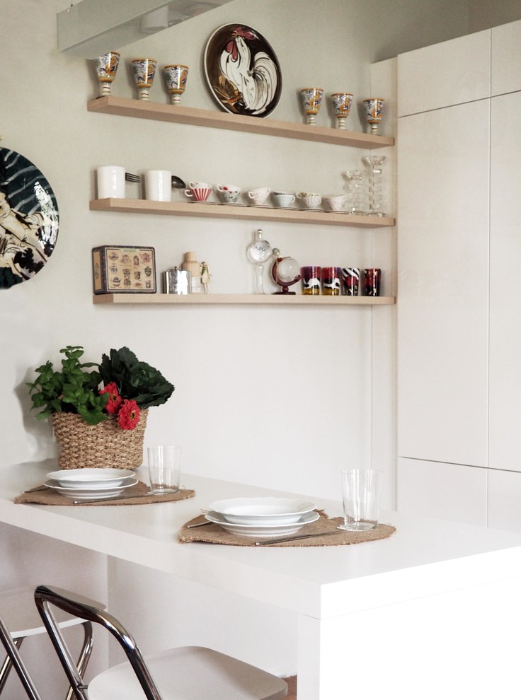 Esempio di una cucina contemporanea di medie dimensioni con ante lisce, ante bianche, top in laminato, paraspruzzi grigio, paraspruzzi con piastrelle di metallo, pavimento in legno verniciato e penisola