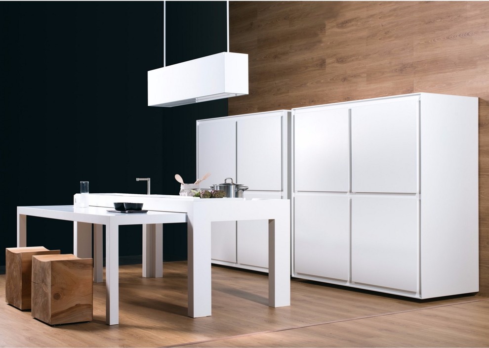 Imagen de cocina lineal contemporánea pequeña con puertas de armario blancas, encimera de acrílico y encimeras blancas
