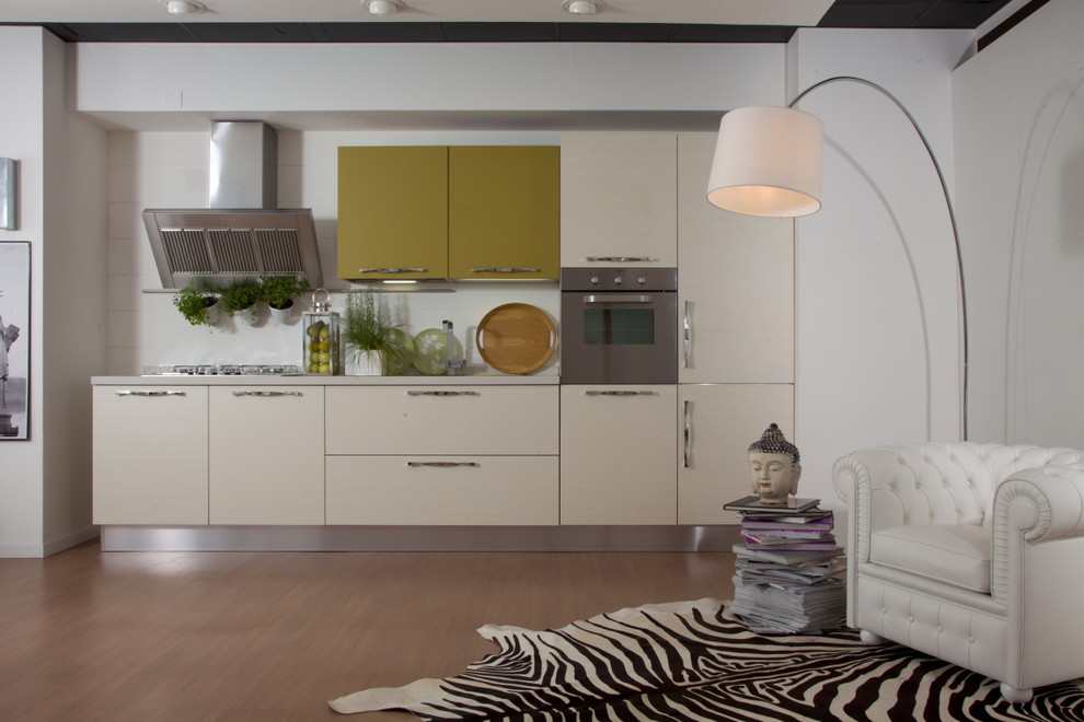 Einzeilige, Mittelgroße Moderne Küche mit flächenbündigen Schrankfronten, weißen Schränken, Küchenrückwand in Weiß, Glasrückwand, Küchengeräten aus Edelstahl und hellem Holzboden in Sonstige