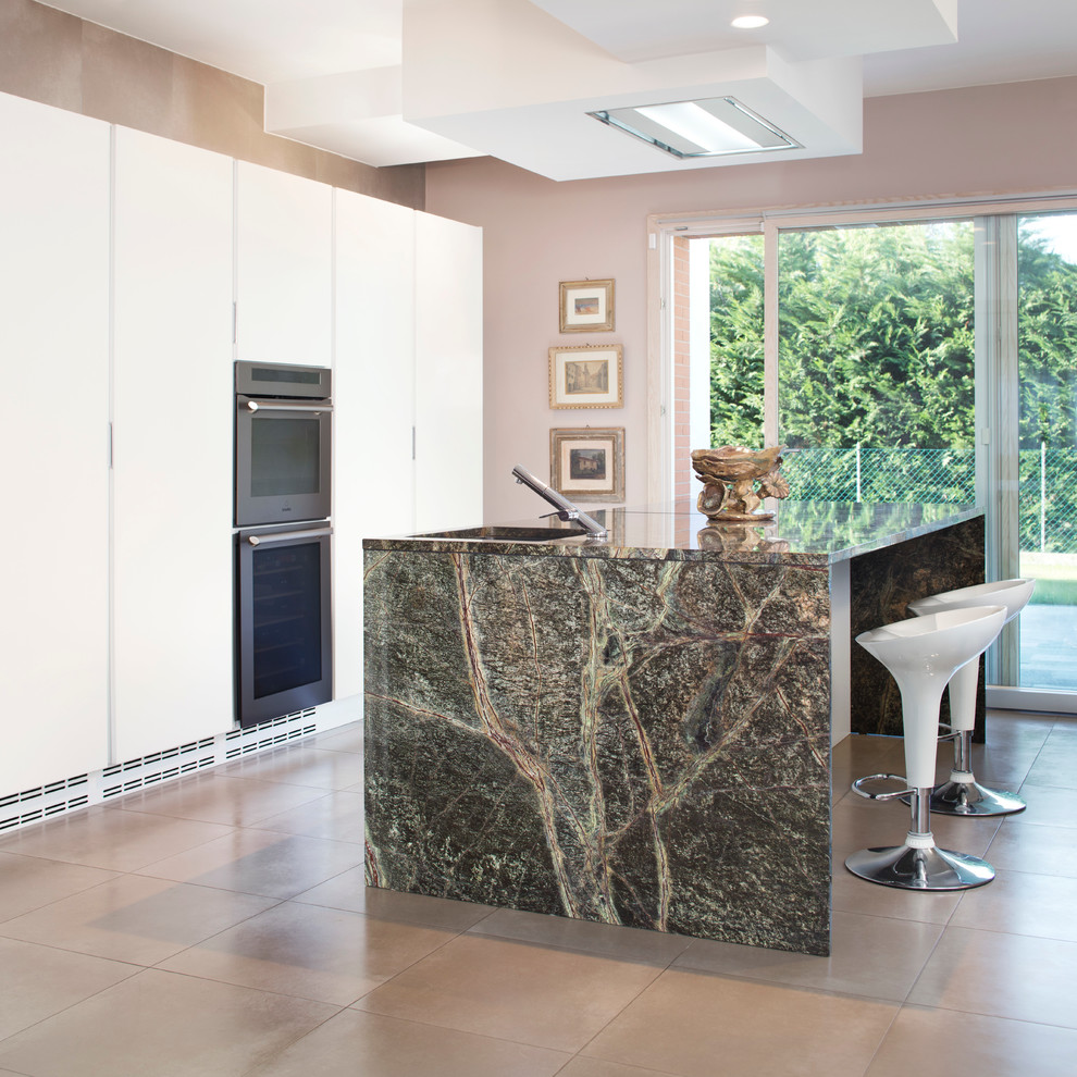 Esempio di una grande cucina minimal con ante lisce, ante bianche, top in marmo e elettrodomestici in acciaio inossidabile