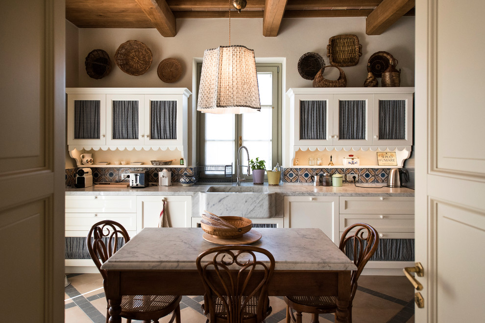 Landhausstil Küche mit Landhausspüle, Kassettenfronten, beigen Schränken, Marmor-Arbeitsplatte, bunter Rückwand und Rückwand aus Keramikfliesen in Sonstige