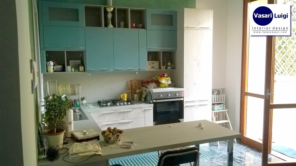 Bild på ett avskilt, stort funkis u-kök, med en nedsänkt diskho, släta luckor, laminatbänkskiva, flerfärgad stänkskydd, stänkskydd i keramik, rostfria vitvaror, marmorgolv och en halv köksö