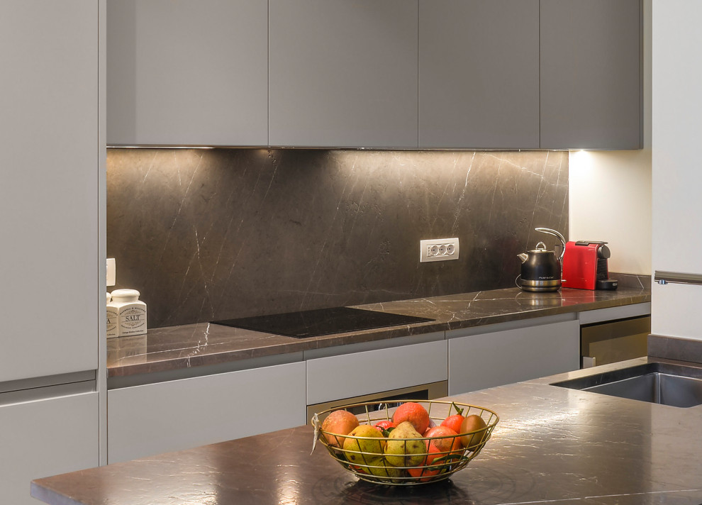 Foto di una piccola cucina minimalista con ante lisce, ante beige, top in marmo e top marrone