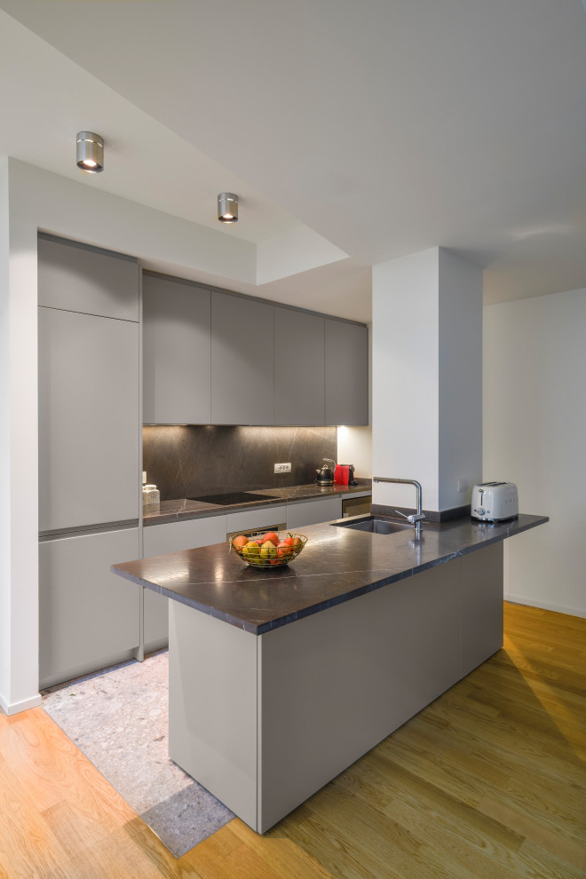 Einzeilige, Kleine Moderne Wohnküche mit flächenbündigen Schrankfronten, beigen Schränken, Marmor-Arbeitsplatte, Kücheninsel und brauner Arbeitsplatte in Mailand