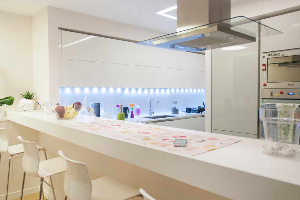 Große Moderne Wohnküche mit Einbauwaschbecken, Küchenrückwand in Weiß und Kücheninsel in Catania-Palermo
