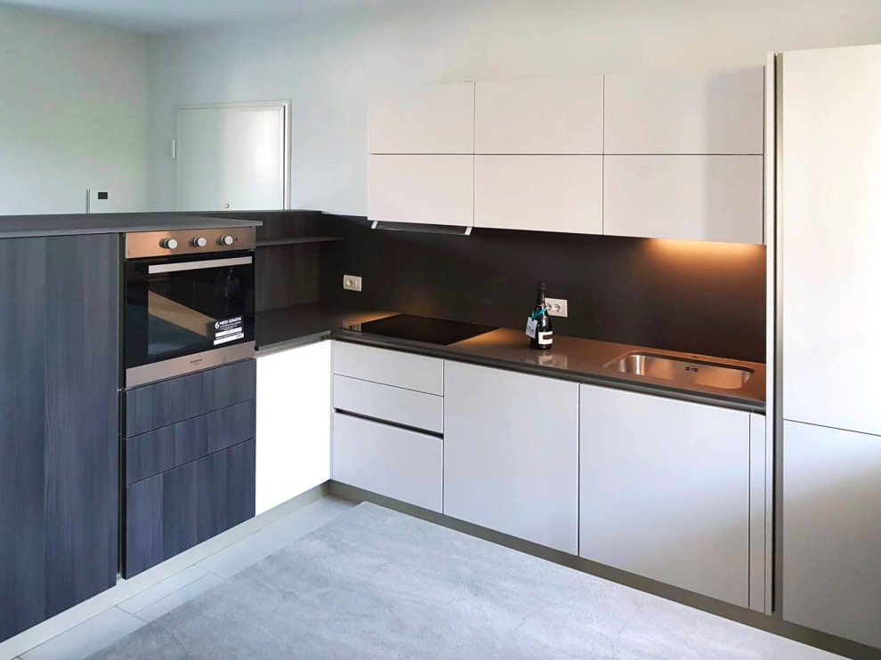 Inspiration for a medium sized modern l-shaped kitchen/diner in Milan with a submerged sink, flat-panel cabinets, white cabinets, engineered stone countertops, grey splashback, engineered quartz splashback, stainless steel appliances, a breakfast bar and white worktops.