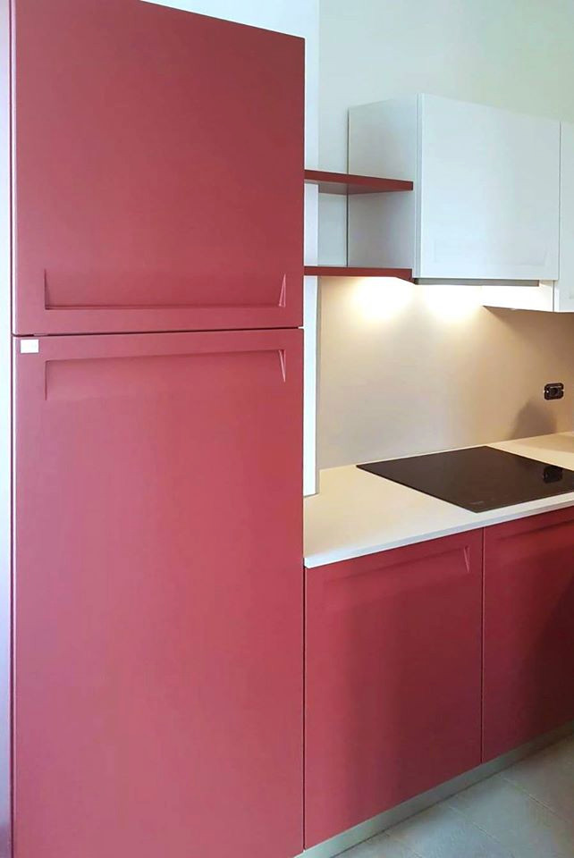 Diseño de cocinas en L minimalista pequeña cerrada sin isla con fregadero encastrado, armarios con paneles lisos, puertas de armarios rosa, encimera de laminado, salpicadero beige y encimeras beige