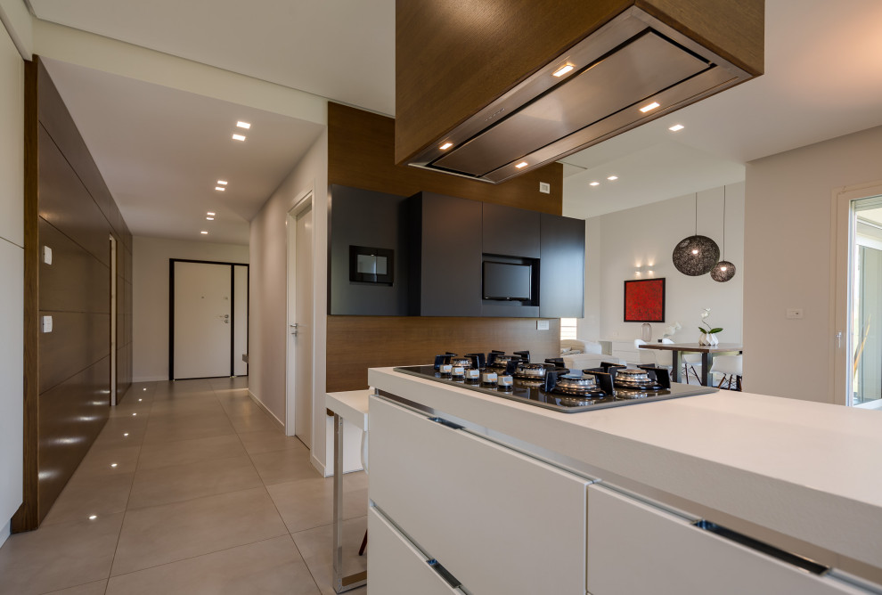 Inspiration för moderna vitt kök, med en köksö och grått golv