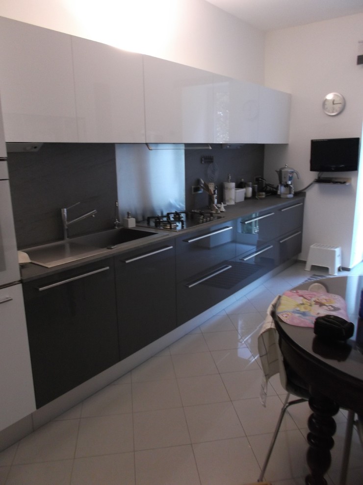 Example of a trendy kitchen design in Milan